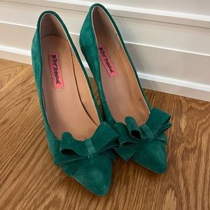 Green Suede Pumps size 8. Gently Used.